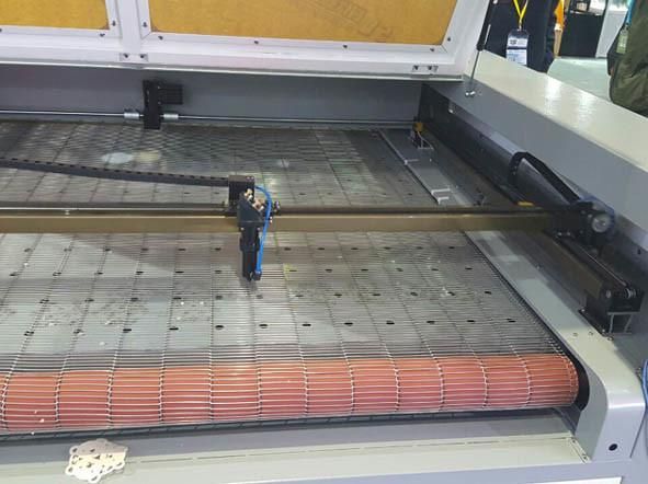 Professional Fabric Garment Laser Cutting Machine Auto Feeding